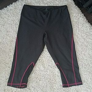 Dark gray cropped workout pant